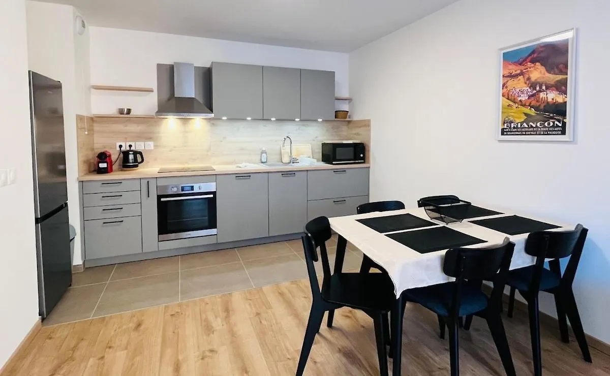Apartment 2-Bedroom Apt By The Ski Gondola Briancon